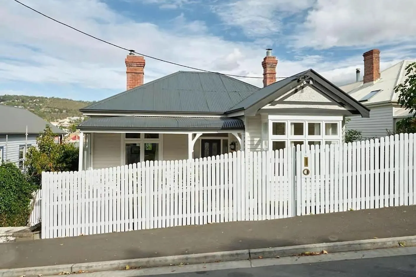 Sunny Spacious Three Bedroom Apartment With Views Hobart